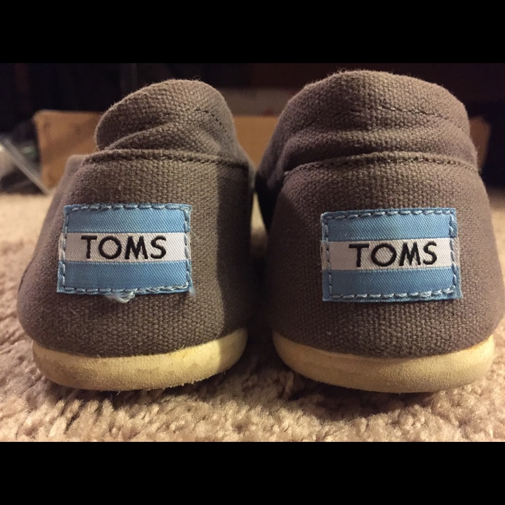Women’s 8.5 gray Toms - Picture 2 of 4